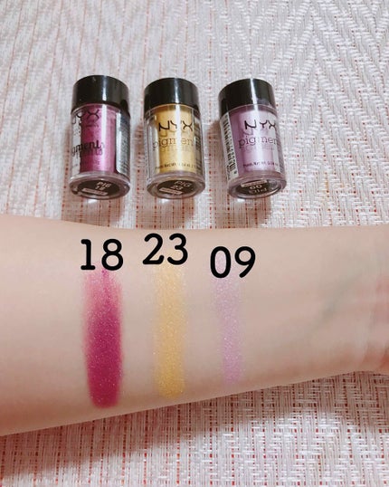 NYX Professional Makeup ピグメンツのクチコミ「NYXのピグメント3種をスウォッチします
カラーは18、23、9番を持っています。
18番は.....」(2枚目)