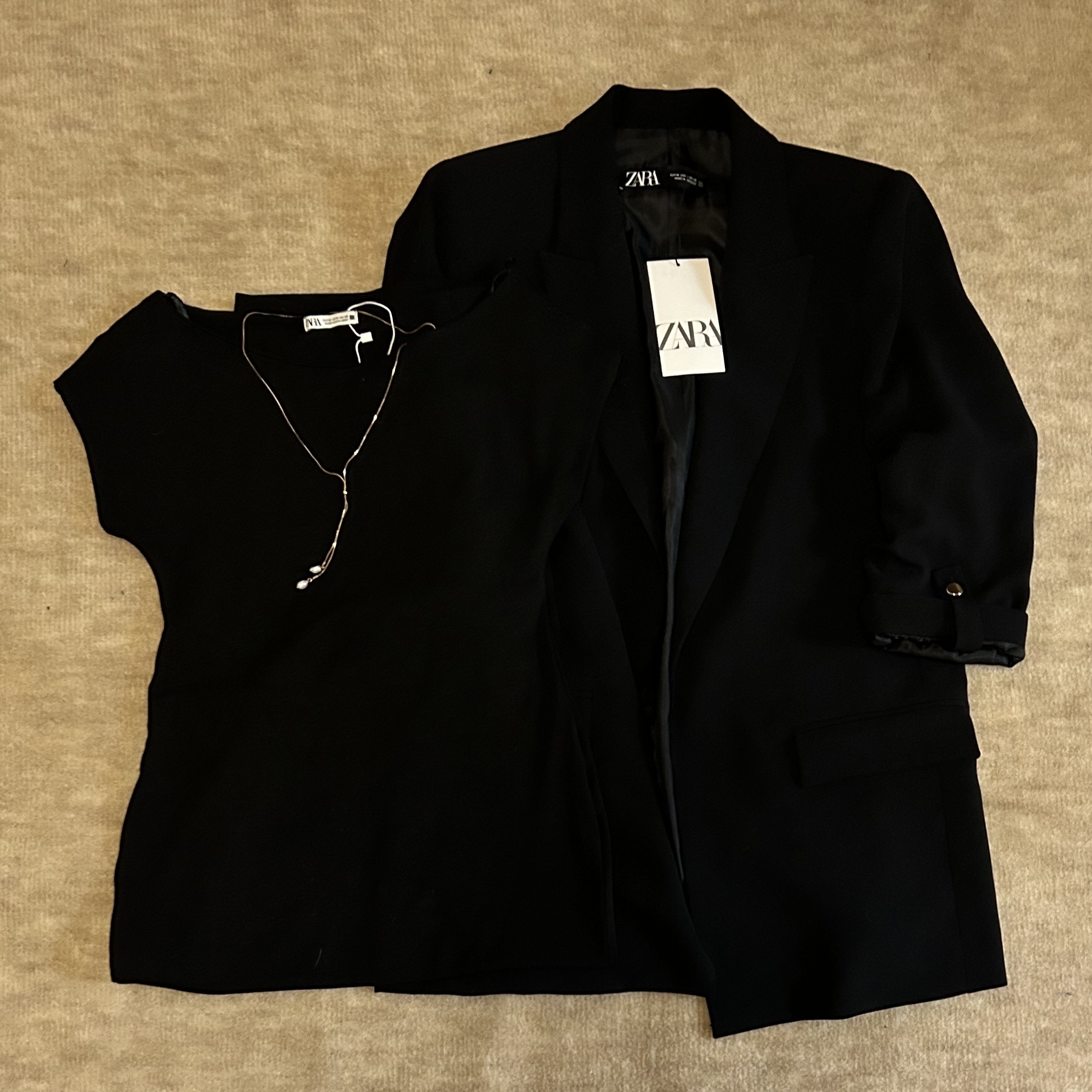 弊社のえらいしとと会食にいかなきゃいけなくなったので、わざわざ休みの日に服を買いにいってきました。悔しいです！！！！！！！！！！！！！！！！

なんか京都の激高い店らしい！！！！！ヤダ！！！！！！！名指しで指名きたから逃げられないし、この日