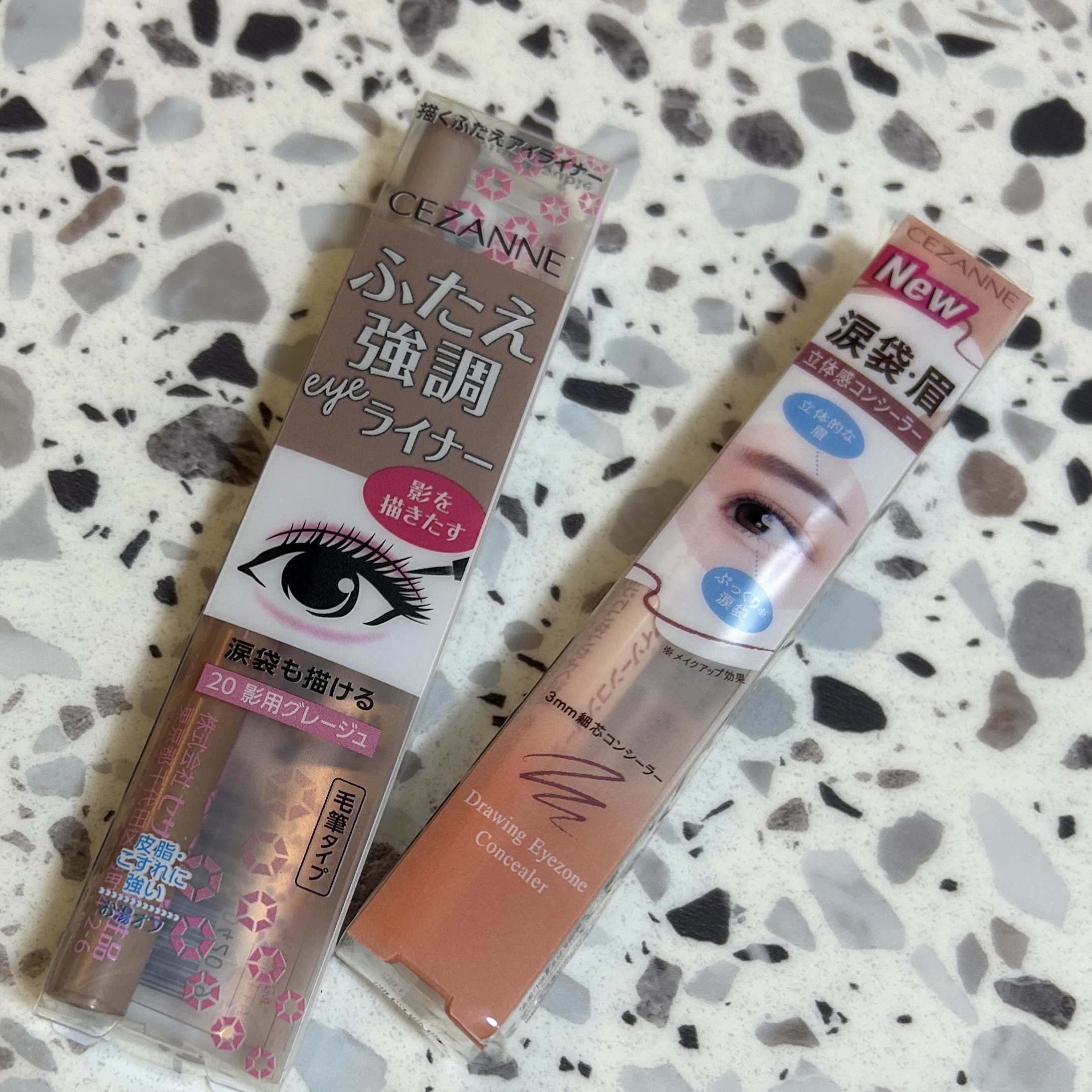 CEZANNEさんからいただきました✨✨


🩵描くふたえアイライナー
20影用グレージュ
アイシャドウのグラデを横にした時、
濃い色を大体入れた後に、これで囲って強調すると
いい感じ！確かにぱっちりする！
涙袋の影にもなります！


�