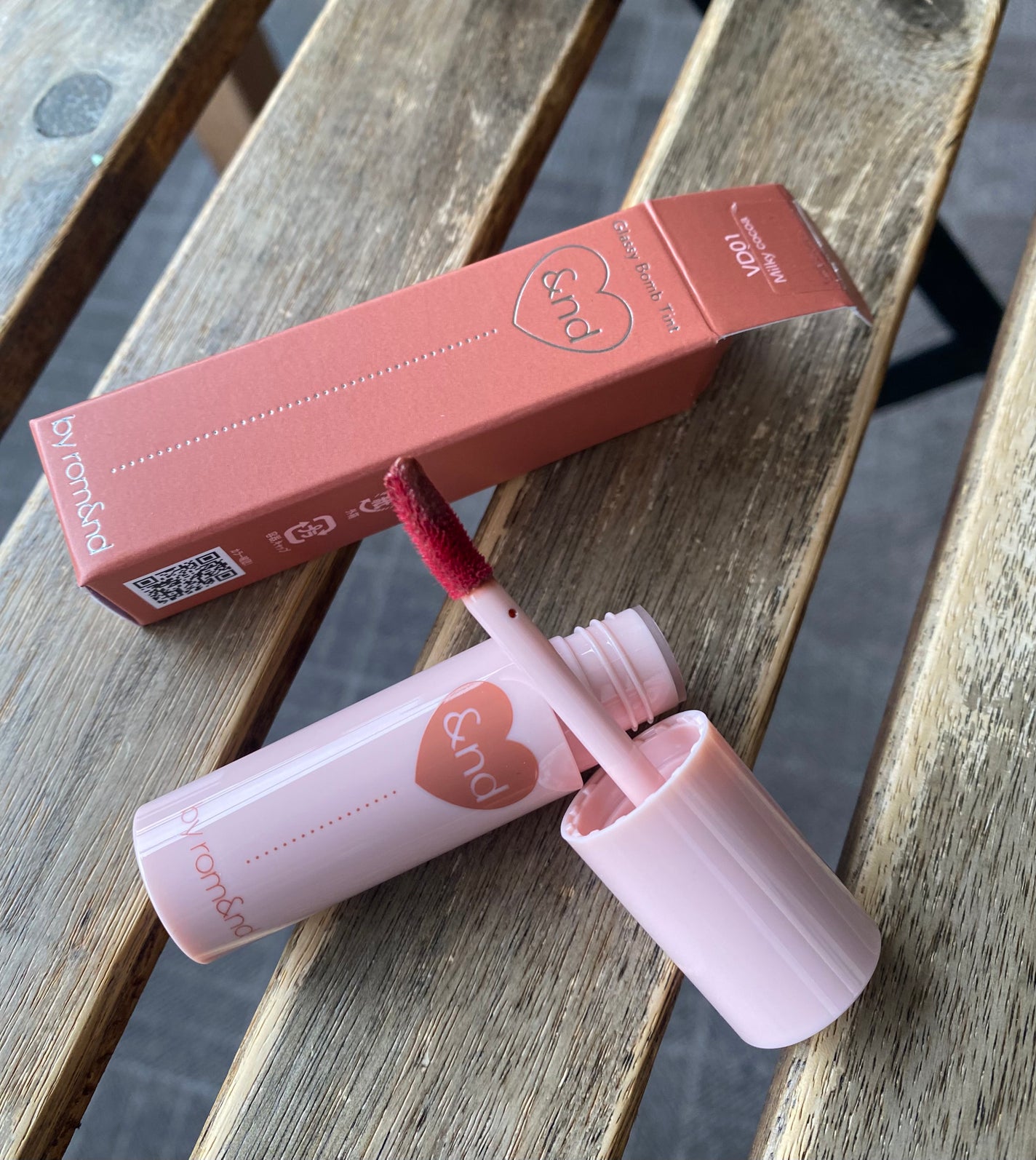 アンドバイロムアンド グラッシーボムティント/&nd by rom&nd/リップティントを使ったクチコミ(1枚目)