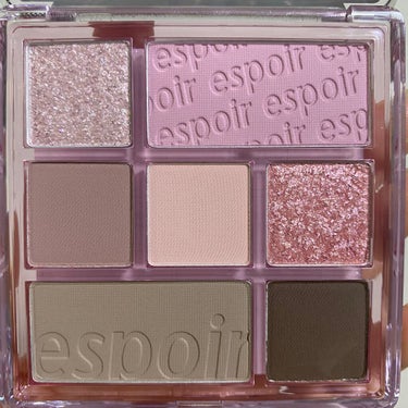 espoirから出たブルベさん向きのアイシャドウパレット❤︎


espoir　Real eyepallet
 #05 　MAUVE ME


ライラックモーヴカラーのパレットで
ブルベさんにばっちしなパープルのチークカラーに、
黄味のないグレーのシェーディングカラー、
モーヴカラーのマットシャドウに
締め色も濃いめのグレーブラウンカラーで
まとめられています😌❤︎



マットシャドウはパサパサ感もなく
とっても良い粉質、、、！！！！

重ねても全くパサパサしない！


わたしはQoo10で購入しました❤︎



またアイメイク編も投稿予定です🌱



ぜひぜひチェックしてみてください🫐の画像 その1