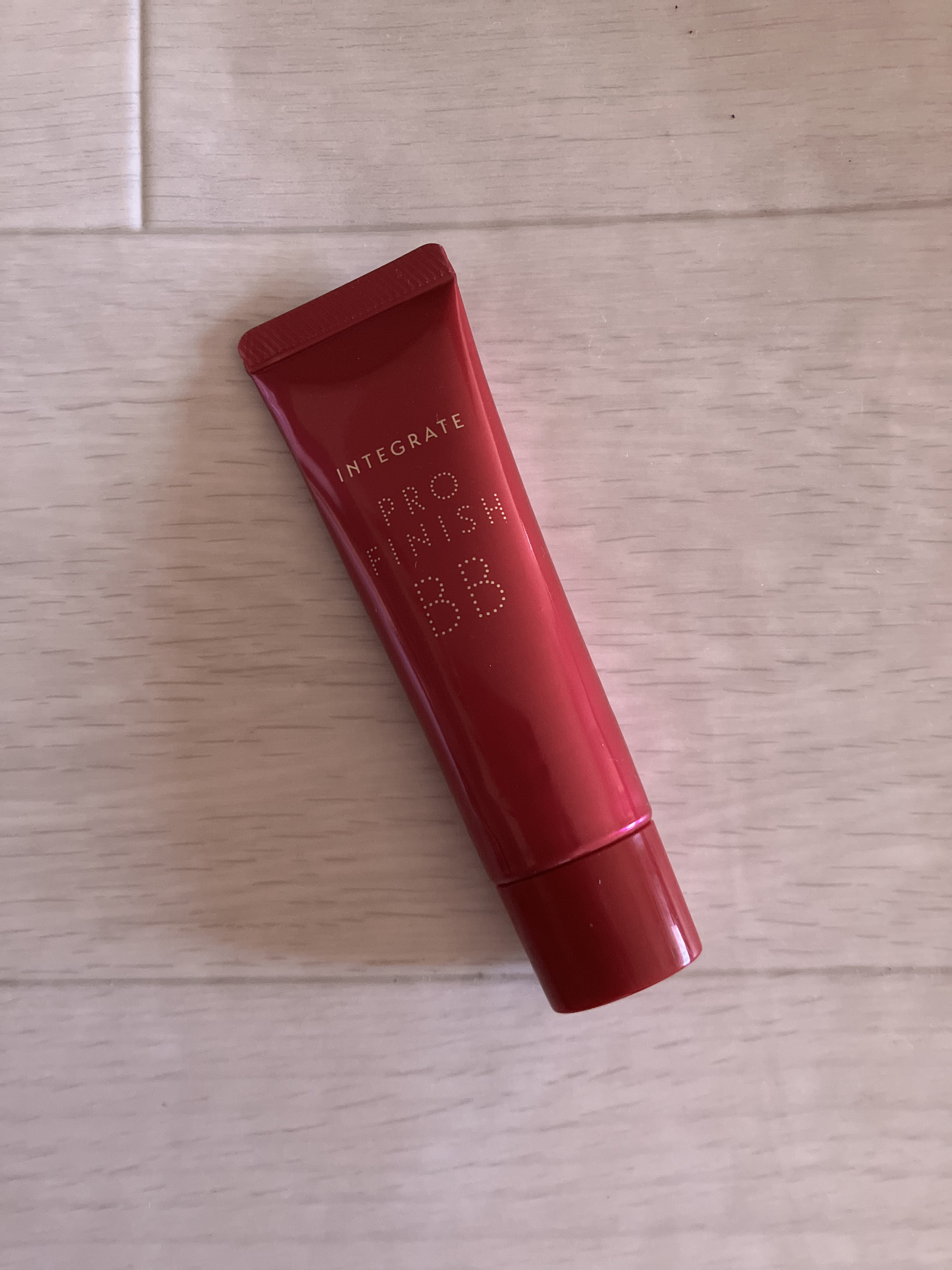 資生堂の
インテグレートプロフィニッシュ BB
（化粧下地、ファンデーション）
SPF50+
PA+++
カラー・2
中間的な明るさ

色は少し明るいベージュ

感触は柔らかくてトロみがあるけど
しっかり塊になる固さでように
感じます。

