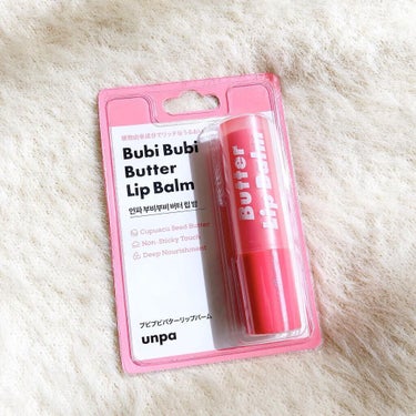 unpa 
Bubi Bubi Butter Lip Balm
1320円(税込)

ピンクの可愛いパケが特徴の韓国コスメブランド『unpa』💕
今までリップスクラブ・リップマスクを紹介してきましたが(過去の投稿もみてください〜😉！)、今回はリップバームを紹介します🧸♡

-------------------------------------------
✔︎独自の技術であるXPERTMOIST®にデュアル保湿システムまで加え、唇の肌の隙間に水分を補充し、深い保湿感を与え、乾燥した唇をいつもしっとりとつるつるな感じに仕上げます。

✔︎動物成分は全て除外し、ナチュラルな植物性成分のみで満たしたブビブビバターリップバーム。クプアスシードバターやカンデリラワックスなど 900,000ppm以上の植物性の自然由来成分で、 かさかさな角質を丁寧に素早く鎮めます。

✔︎地球上で保湿力が最も高い実と呼ばれる シアバターよりも1.5倍以上の強い保湿力を発揮する「クプアスシードバター」を50,000ppm配合し、より高い栄養と優れた保湿力感じることが出来ます。
-------------------------------------------

以前紹介したリップマスクは黒色でしたが、こちらのリップバームは、無色・無香のクリアリップバームでした❄️
メイク前はもちろん、口紅やティントの上に重ねても滲みにくい💓

商品名の通り、バターのように唇の上でとろけるのでスルスル〜っと塗りやすいです👌🏻
保湿力はしっかりあるのに、ベタベタしない軽いつけ心地なのがお気に入りポイント🌸
角質を柔らかくしてくれるそうで、元々ぷるんっとした唇のように✨
最近、使ったリップクリームでは1番好きな使用感でした💎

同シリーズのリップスクラブをした後に、塗るのも良さそう🌿
私はリップバームは日中用に、リップマスクはナイトケア用にっと使い分けています🌈

#unpa#オンパ#BubiBubiButterLipBalm#ブビブビバターリップバーム#リップバーム#リップ#リップケア#韓国コスメ#韓国スキンケア#韓国の画像 その0