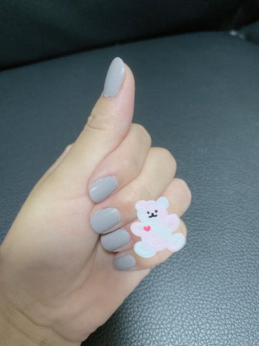 夏なのでネイル💅してみました！

不器用なので試しにと思いダイソーで購入しました！色は商品に名前が書いていなくわからないです💦ごめんなさい！
見た目の色はグレーぽかったですが、塗った色は紫っぽいです！こ