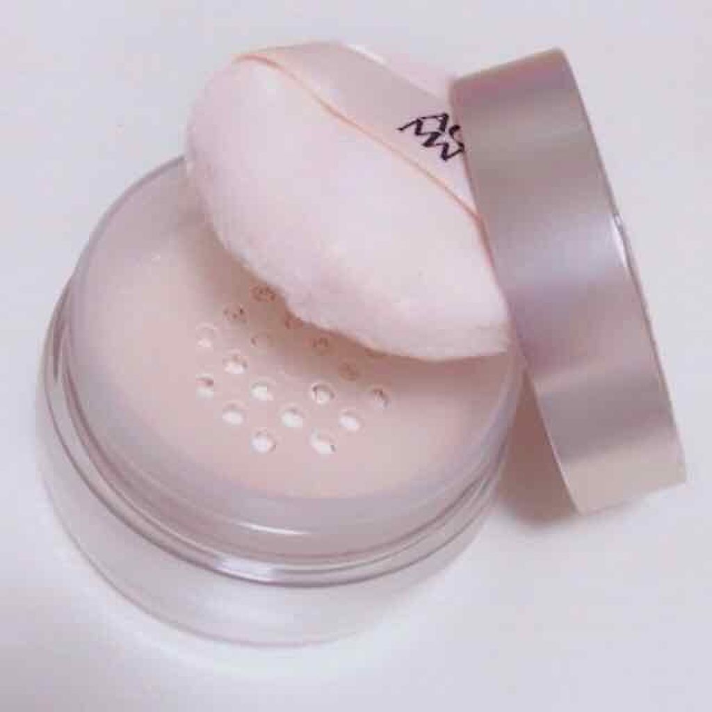 コスメデコルテのフェイスパウダー 10 です！

これ何年使ってるんだろう…
手持ちではかなり古参のパウダーです。

お値段高めで手が出しにくいかもしれないんですが、
付属のパフでほぼ毎日使ってても全然なくならないので
デパコスとしてはコス