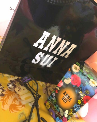 ☆ANNA SUI ビューラー

#本日の購入品

見た目が可愛くて気になっていた
ANNA SUIのビューラー🦋

見た目もめっかわだし、
使うのが楽しみ…！！

#購入品
#ビューラー
#ANNA 