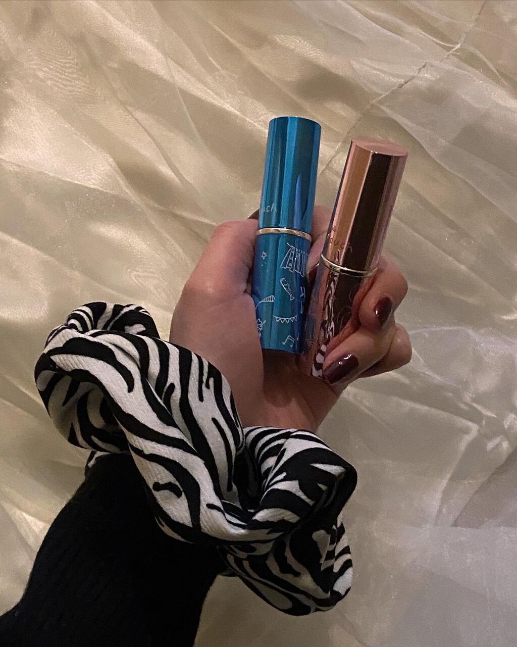 名付けるなら、
「持ち運べる保湿クリーム」！！✨

スティック状だから持ち運び便利だし、
手もベタつくことなく保湿できる優秀アイテム♡
乾燥が気になる部分に塗るだけで、
出先でも保湿可能で愛用中です！

ピンクのタイプと2種類あります♡

