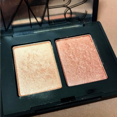 NARS デュオアイシャドー
3930 SILK ROAD

見ての通りとても使いやすい色味です。
左側の色は肌の色によく馴染み、
まぶたを明るく見せてくれます。

右側は、ピンクベージュというのでしょ