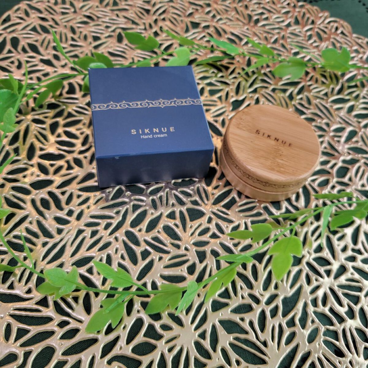 これ！いいっ！！
草色←言い方！！🤣❤️
なのね。べたつかなくて、さらりとしてる。
竹でできてる、入れ物も可愛い！