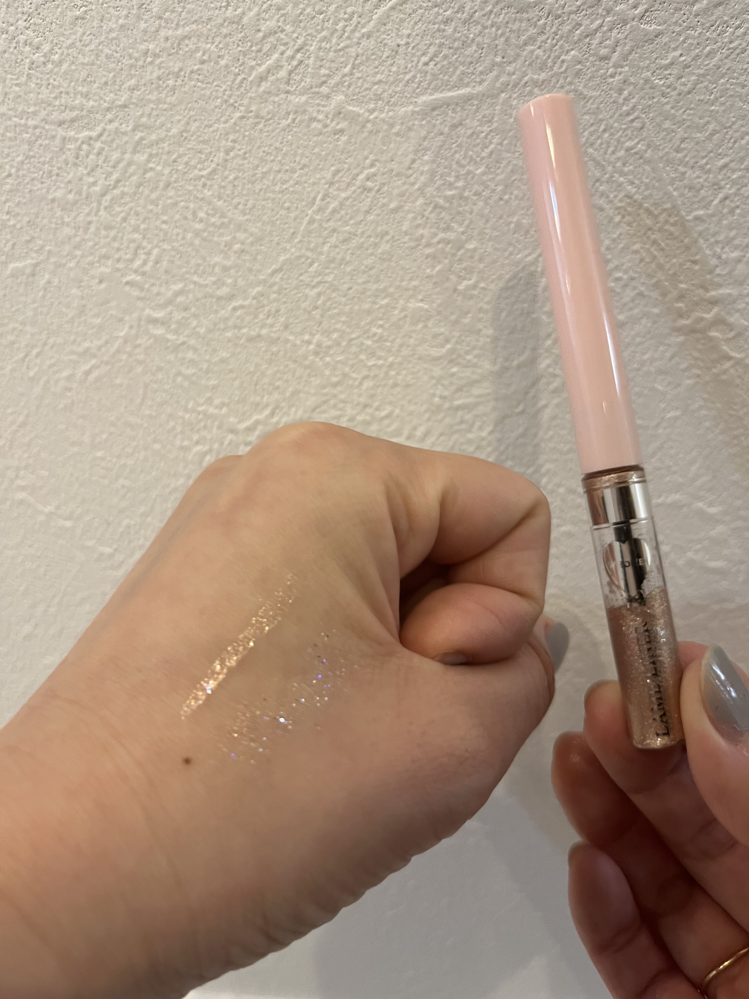 フーミー キララメライナー ラメベージュ/WHOMEE/リキッドアイシャドウを使ったクチコミ（1枚目）