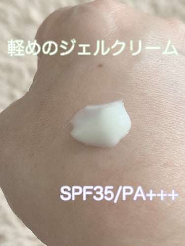 
✨日焼け止め✨

ニベア
ニベアUV 薬用エッセンスＳＰＦ３５／ＰＡ＋＋＋



年中欠かせない日焼け止め！！

いつかのRAXYに入っていたニベアを使い始めました！
SPF35/PA+++と少し弱めだったので真夏は避けてこの時期にしました！

テクスチャーは
【公式より引用】
◆日常の日やけによって肌が赤くなる前に。
◆日やけ後のほてり予防ＵＶ。うるおい密封エッセンス。
◆日やけ後のほてりを防ぐ。消炎剤（有効成分）：グリチルリチン酸ジカリウム配合（医薬部外品）
◆肌にうるおいを与えて乾燥を防ぐ。アロエ保水成分＊（保湿）配合
◆ひんやり感のあるエッセンスが肌を包み込み、美容パックのようにうるおいが持続します。
◆ボディケア品並みの保湿力なのにベタつかない、肌に負担感のないつけ心地。
◆顔・からだ用。化粧下地に使える。
◆鉱物油フリー・合成着色剤フリー
◆せっけんで落とせる。
◆アレルギーテスト済み

　 
朝のお化粧前につけますが、保湿力はめちゃくちゃあるけど、ほんとつけ心地軽いしよく伸びる！
それに少しひんやりしているので、気持ちがいいです！

80gと結構容量入っててたっぷり使えるのがいいですね！

それに、薬用なので安心して使えています！



#ニベア
#日焼け止め
#日焼け止め顔ー全身
#薬用
の画像 その1