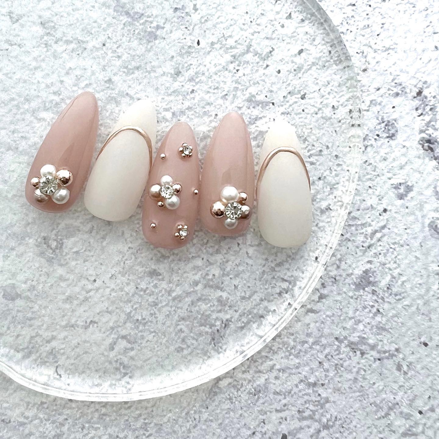 #パールフラワーネイル,#マットネイル,#フレンチネイル,#ミラーフレンチネイル,#パールネイル,#ミラーネイル,#ドットネイル,#ビジューネイル,#お正月ネイル,#冬ネイル,#きらきらネイル,#くすみネイル,#フレンチネイル,#フラワーネイル,#ドットネイル,#パールネイル,#ストーンネイル,#ブリオンネイル,#大人可愛いネイルのネイルデザイン