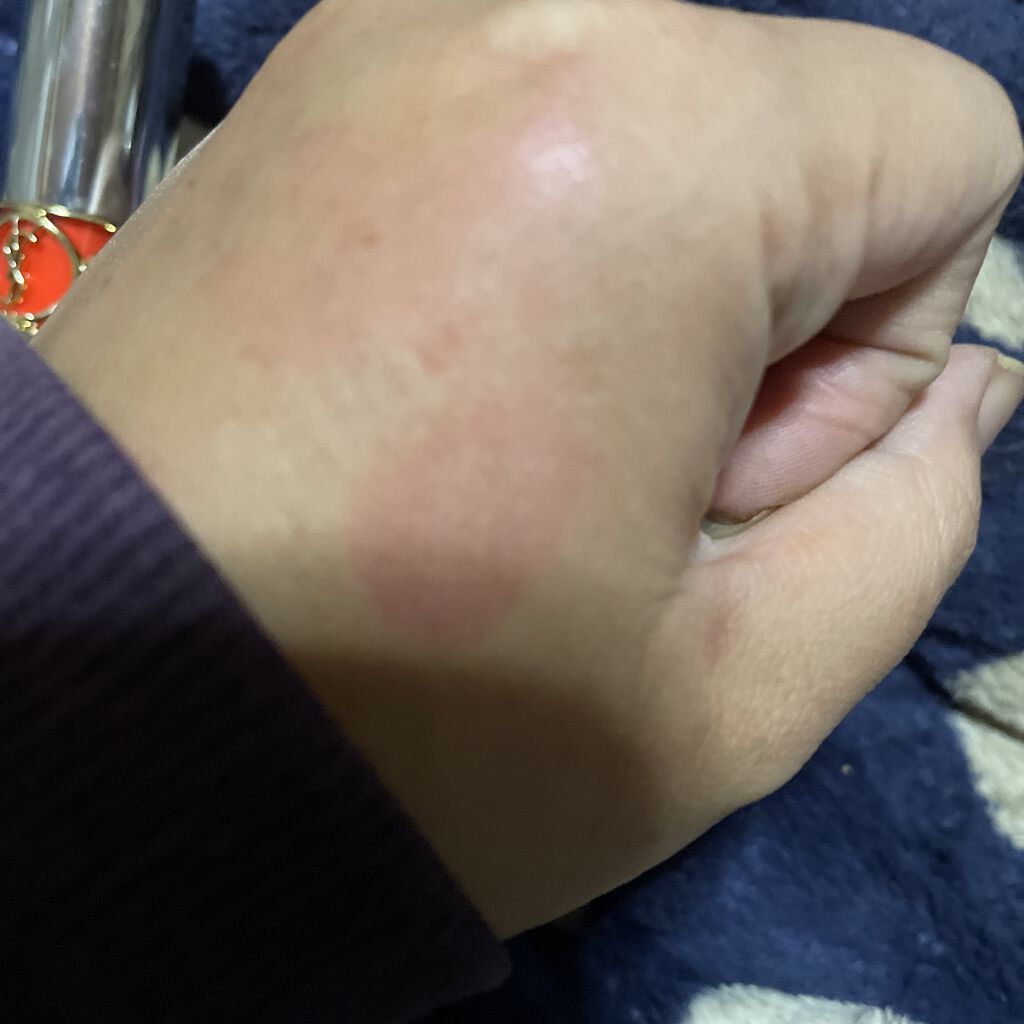 ヴォリュプテ プランプインカラー 4 エクスポージング コーラル/YVES SAINT LAURENT BEAUTE/口紅を使ったクチコミ（3枚目）