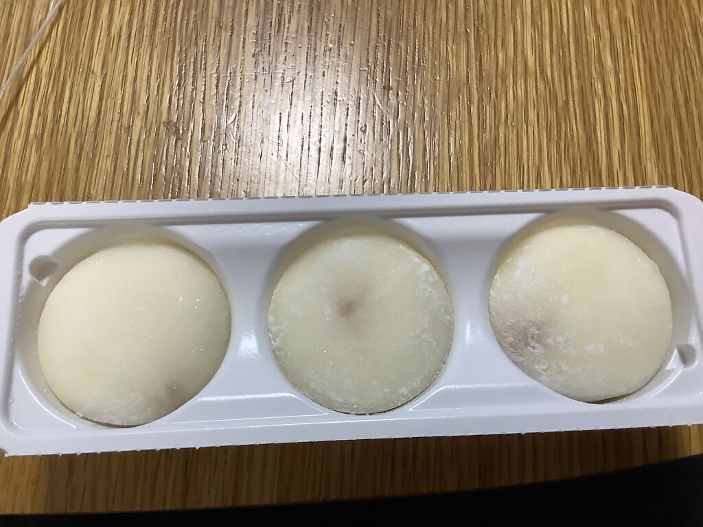 仁菜 on LIPS 「ゆきみだいふく中はいつものバニラと生チョコだった!美味しかった..」(1枚目)