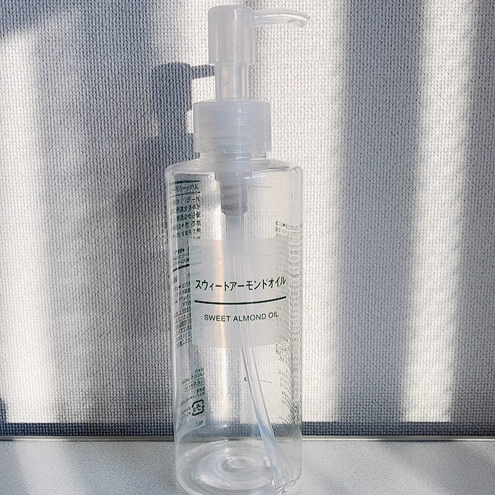 
【無印良品 スウィートアーモンドオイル】

言わずと知れた万能オイル
顔にも体にも髪にも使えるしすごい🫶🏻

自分はお風呂から出る時、タオルで拭く前に全身に塗ってた！
保湿力は問題なし！

けど、自分の使い方(体の保湿)的に、ジョンソ