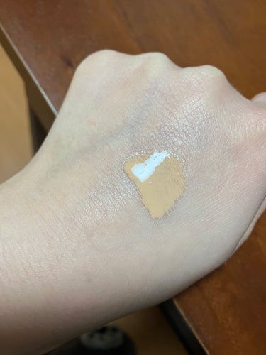 
キュレル　潤浸保湿 色づくベースミルク　ベージュ01　明るい肌色

＊SPF24/PA++
＊1本でUVカット、化粧下地、保湿、トーンアップ効果
＊素肌を活かしてくすみを目立たなく見せる
＊薄づきで、負担感のないさらっと軽い使い心地のミルクタイプ

その名も"潤浸保湿 色づくベースミルク"
日焼け止めのミルクタイプに色がついたようなイメージ。

伸びが良くて塗り心地がいいのが特徴です。
ベージュが2色展開で、明るい方を使用しました。

敏感肌の方でも安心してファンデーションを塗ることができます。

私も極度な敏感肌ですが、これを使用したせいで荒れたってことはほとんどなかったです！

水水しいテクスチャーなので肌馴染みがいいので、素肌感があってとてもいいです！

ニキビがある時ってファンデーションしない方がいいけど、そんな訳に行かない日とかある時にオススメです✨

 #キュレル#潤浸保湿 色づくベースミルク#ベージュ01#明るい肌色の画像 その2