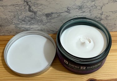 THE BODY SHOP
ウェルネスバーミィボディクリーム
LA&ベチバー

@thebodyshopjp 


身体と心を整えるために欠かせない、休息や睡眠のことを考えて開発されたラベンダー&ベチバーの香りのボディクリーム。

バターのような濃厚バームで、体温で溶けてボディをうるおいで満たします。

ゆっくりしたい時、ぐっすり眠りたい時、深く安らぎ、落ち着く香りで、ヨーロピアンスリープセンターの認証を取得しているそうです。 
保湿力も高いです。



いつもはボディヨーグルトを使っていたけど、香りを嗅いでみたらとても気に入ったので今年はこちらを購入♪
硬めなテクスチャーだけど、伸びがよくベタベタしません！

いつもぐっすり眠った感がなかったけど、使うようになってぐっすり眠れてます！
疲れてるな〜って時にゆっくりボディに塗ってリラックス！
乾燥しがちなひじやかかにもしっかり塗ってます。




#ウェルネスバーミィボディクリーム
#thebodyshop
#ザボディショップ
#ラベンダー&ベチバー
#ボディクリーム
#ボディケア
#保湿
#リラックス
#美容液
#購入品
#美容
#美容好きな方と繋がりたい
#女子力高まれの画像 その0