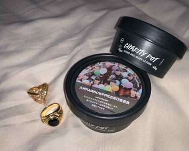 【LUSH チャリティーポット】

・ハンドクリームにも◎
・ボディクリームにも◎
・マッサージクリームにも◎

【使用法】
適量手に取り、潤したいところに
マッサージするように馴染ませる！

全身に使