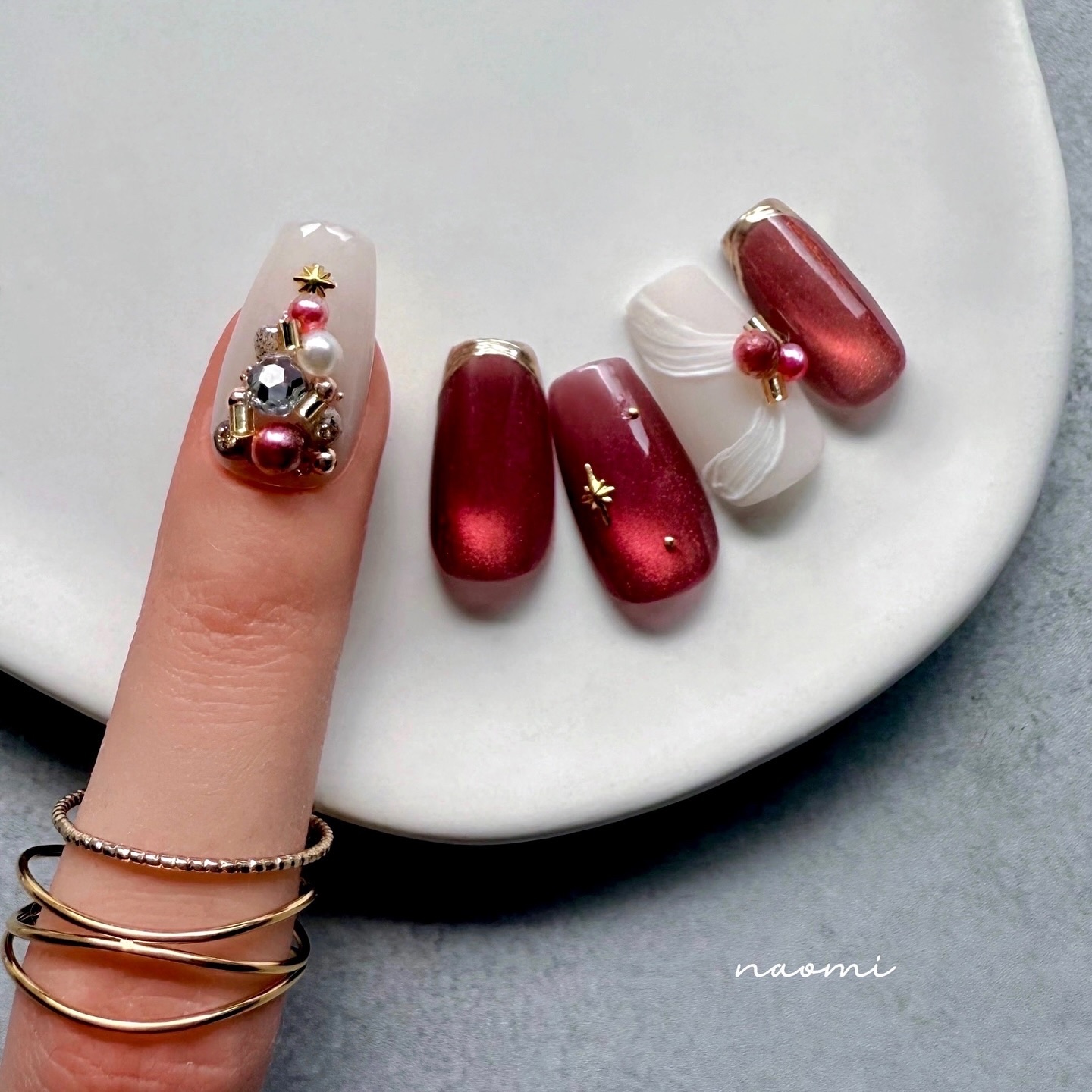 #ビジューネイル,#パールネイル,#ツリーネイル,#クリスマスネイル,#キラキラネイル,#冬ネイル,#ボルドーネイル,#大人可愛いネイル,#マグネットネイル,#リボンネイルのネイルデザイン