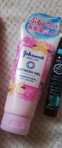 ジョンソンボディケア リフレッシュジェル サマーフローラルのクチコミ「良い香りで、ジェル状の保湿ジェル？
夏に良い感じ？

保湿はクリームのほうがあるかな？
さっぱ.....」（1枚目）