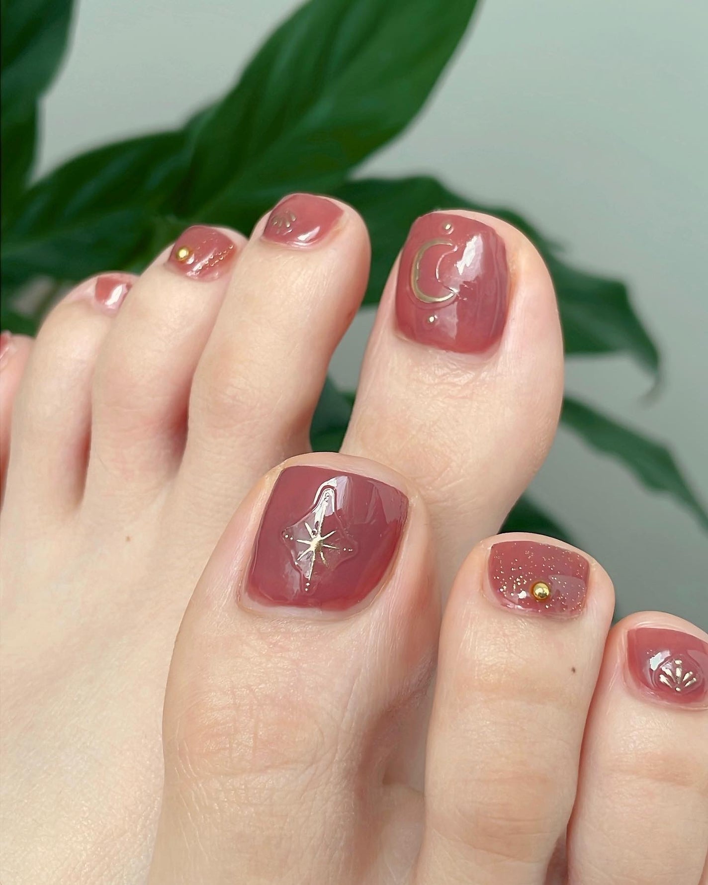 aiainail_@セルフネイル on LIPS 「夏フットネイル♡サンダルを履く季節だけはフットネイル塗るよ..」(3枚目)