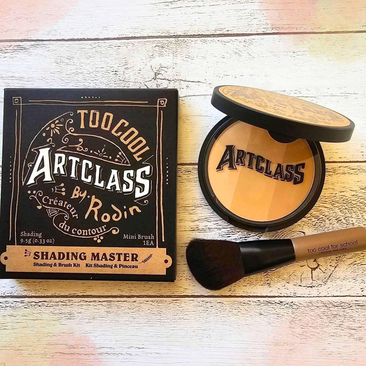 too cool for school様より、「アートクラスバイロダンシェーディングマスター」をいただきました。ありがとうございます😊

・--------【1.5 ニュートラル】--------・
※毛並みが柔らかいブラシ付き
◆イエベ