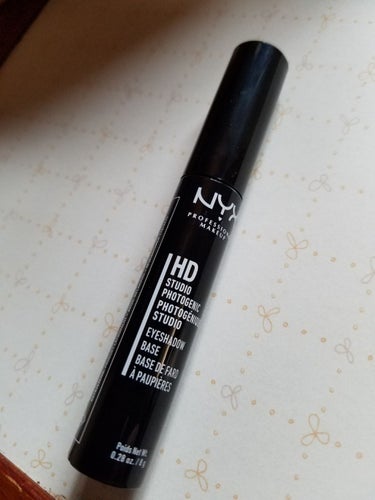 NYX Professional Makeup HD アイシャドウ ベースのクチコミ「アイシャドウベースを初めて買いました！
写真を見てもらったら分かるのだけど青色
上がアイシャド.....」（1枚目）