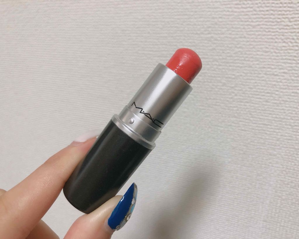 M・A・C
リップスティック
トロピック トニック


マットな仕上がりのリップ。

発色もめちゃくちゃよくて、濃いめのコーラルでめちゃかわ。

ただ乾燥がえげつない。
下地とグロスないと私はむりだから、結局マットなのにツヤツヤになってる。