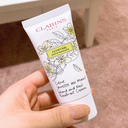 CLARINS ハンド/ネイル トリートメント クリームのクチコミ「クラランスのハンド/ネイル
トリートメントクリーム
ジャスミンの香り
つけたあと割とさらっ.....」(1枚目)