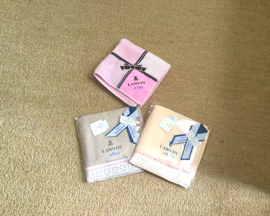 てらみ✌️ on LIPS 「やっぱハンカチと言ったらランバンオンブルーです‼️敏感なお肌で..」(1枚目)