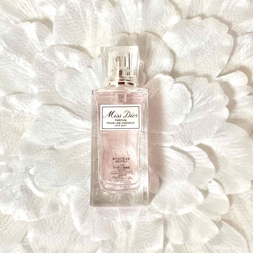 ▽#ディオール ミスディオール ヘアミスト使用レビュー


コスメカウンターにて髪にふりかけて頂き、その香りに魅了されて即購入。

香水(ブルーミングブーケ)とヘアミストのどちらを購入するか悩んでいたが、香水よりもヘアミストの方が香りがキツ