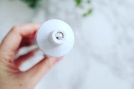 gura@フォロバ100のクチコミ「緩めで、乳液に近い白いクリーム。
無香料だけど、成分の香りなのか、
日本製ではあまり嗅.....」(1枚目)