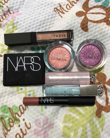 最近買ったデパコスたち！！

NARS デュオアイシャドー SURABAYA
 とにかく発色がいい！
濃くも薄くものせられるので使いやすいです！
某YouTuberさんに憧れて購入しました！

CLIN