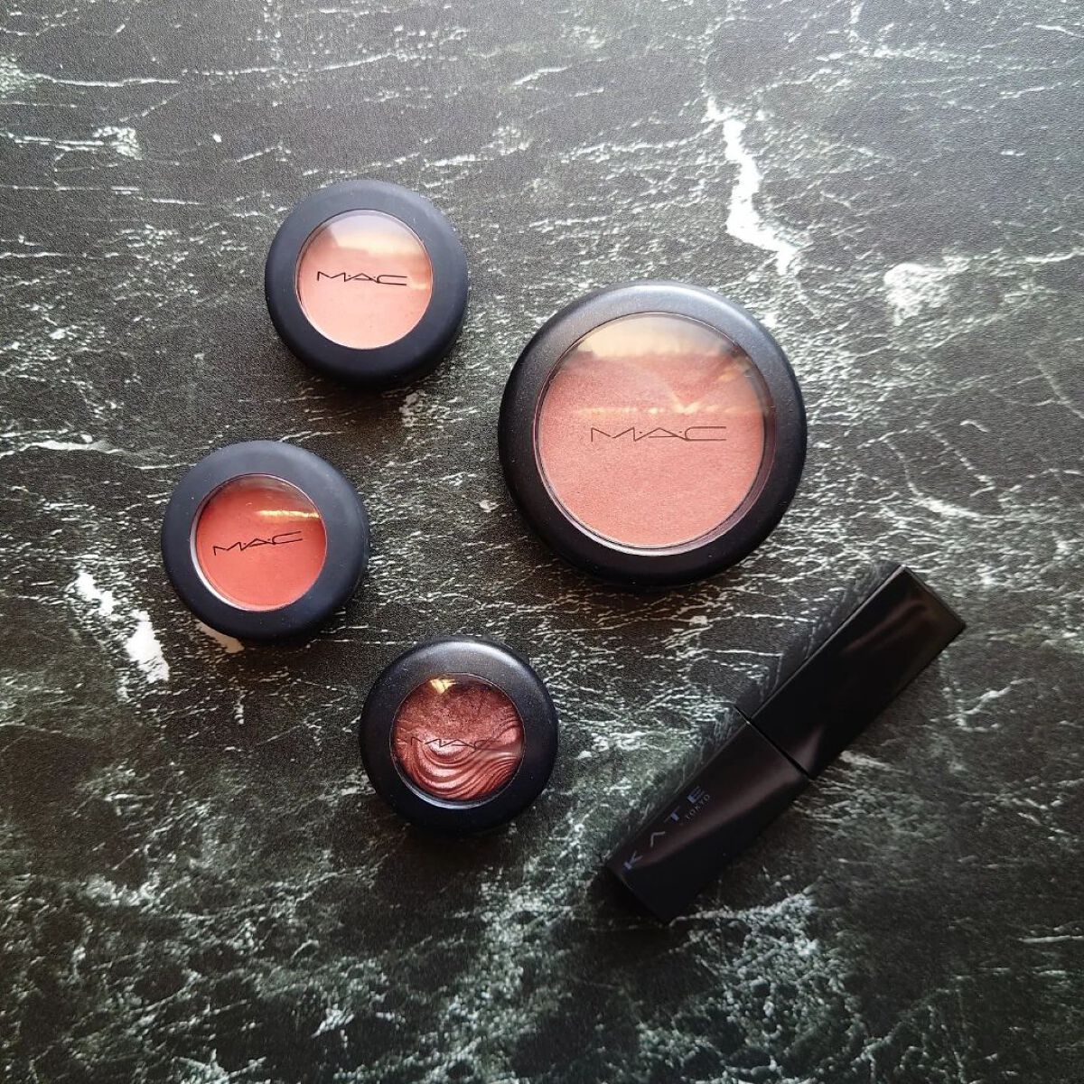 パウダー キス アイシャドウ ストライク ア ポーズ/M・A・C/単色アイシャドウを使ったクチコミ（3枚目）