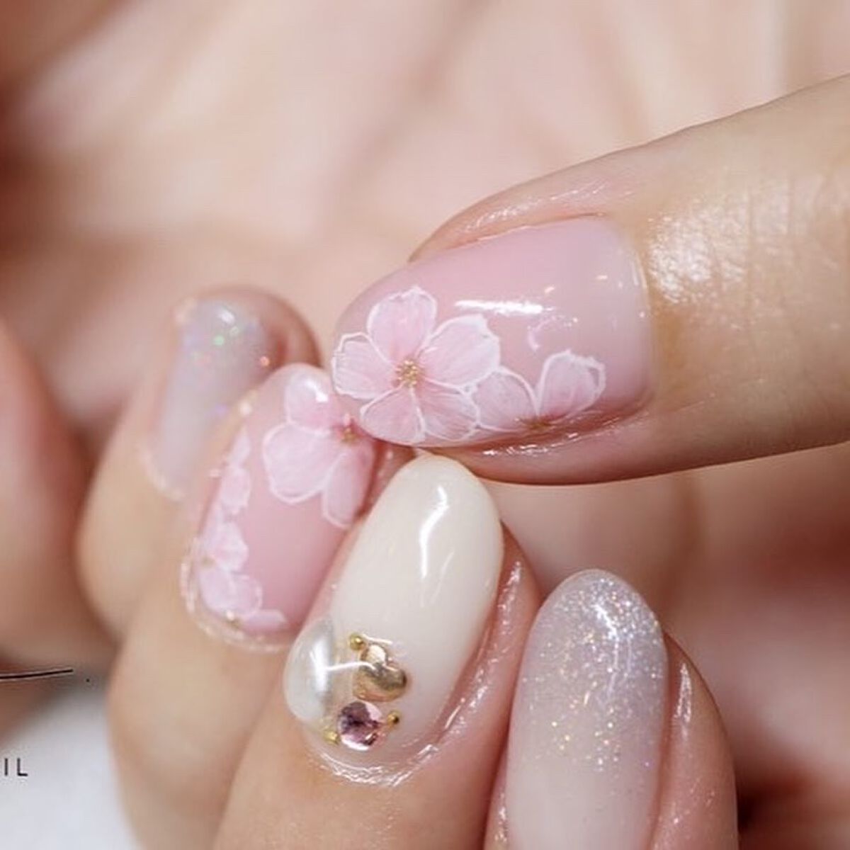 shino on LIPS 「気づいたらひまわり多め🤭🌻★過去投稿整理★手描きアートネイル#..」(10枚目)