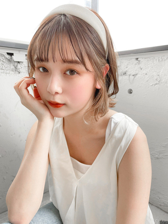 カチューシャをした女性