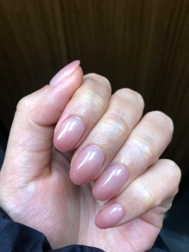 #冬ネイル#💅#☃️ 

冬ネイル。記録✍️
シンプルネイル。グラデーション。
ラメがちょっと入っててお気に入り。

冬は乾燥による逆剥けが目立つ。
かと言って、洗い物のときに毎回手袋を...
....