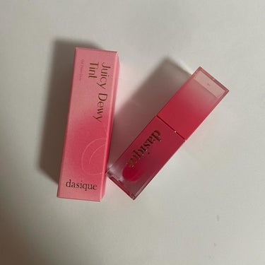 dasique ジューシーデュイティント
04 Plum Dew

dasiqueの鮮やかなカラーのティントです💄💕

パッケージから連想される通りみずみずしいティントで、鮮やかなカラーがしっかりと発色されます！
彩度の高いカラーが映えるティントです！

グロスタイプではないのでマスクをつける際にも便利です😷唇全体につけてしまうとかなりしっかりと発色されるので唇の内側に少し乗せてから馴染ませ、別のリップと組み合わせるのがおすすめの使い方です👍

#dasique #デイジーク 
#juicydewytint  #ジューシーデュイティント 
#ティント  #韓国リップ #韓国コスメ 
#qoo10メガ割  #qoo10メガ割購入品  #qoo10購入品 #Qoo10メガ割  #春の新作コスメレポ  #ブルベ映えコスメ  #あか抜けメイク講座  #儚げ夜桜メイク動画 の画像 その2