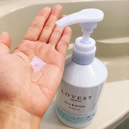 LOVEST by air Salon Quality Hair Care エアリーアンドグロス シャンプー/トリートメント のクチコミ「やさしい色合いのブルーカラーのコロンとかわいいパッケージです。
シャンプーは無色透明のゆるっと.....」(2枚目)
