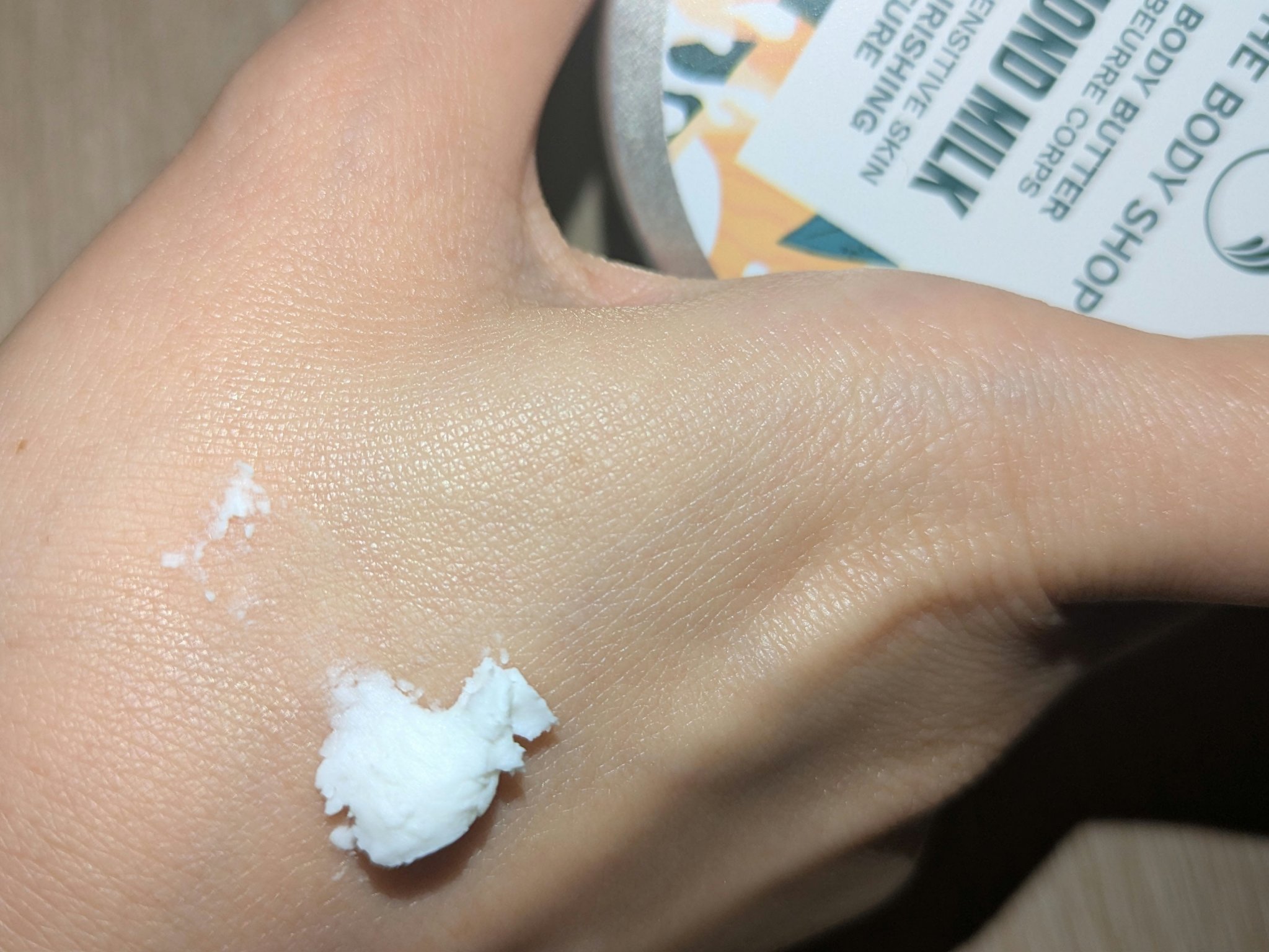 ボディバター アーモンドミルク/THE BODY SHOP/ボディクリームを使ったクチコミ（2枚目）