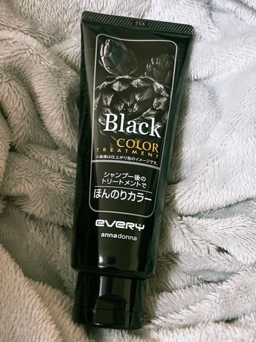 ヘアカラー1週間経つと退色。このトリートメントは使用する度に少しずつ染まっていってくれるタイプ。
髪にも優しいし、トリートメントタイプなので、
サラサラになります！
いい匂いもします🌸
自然に髪色を暗く