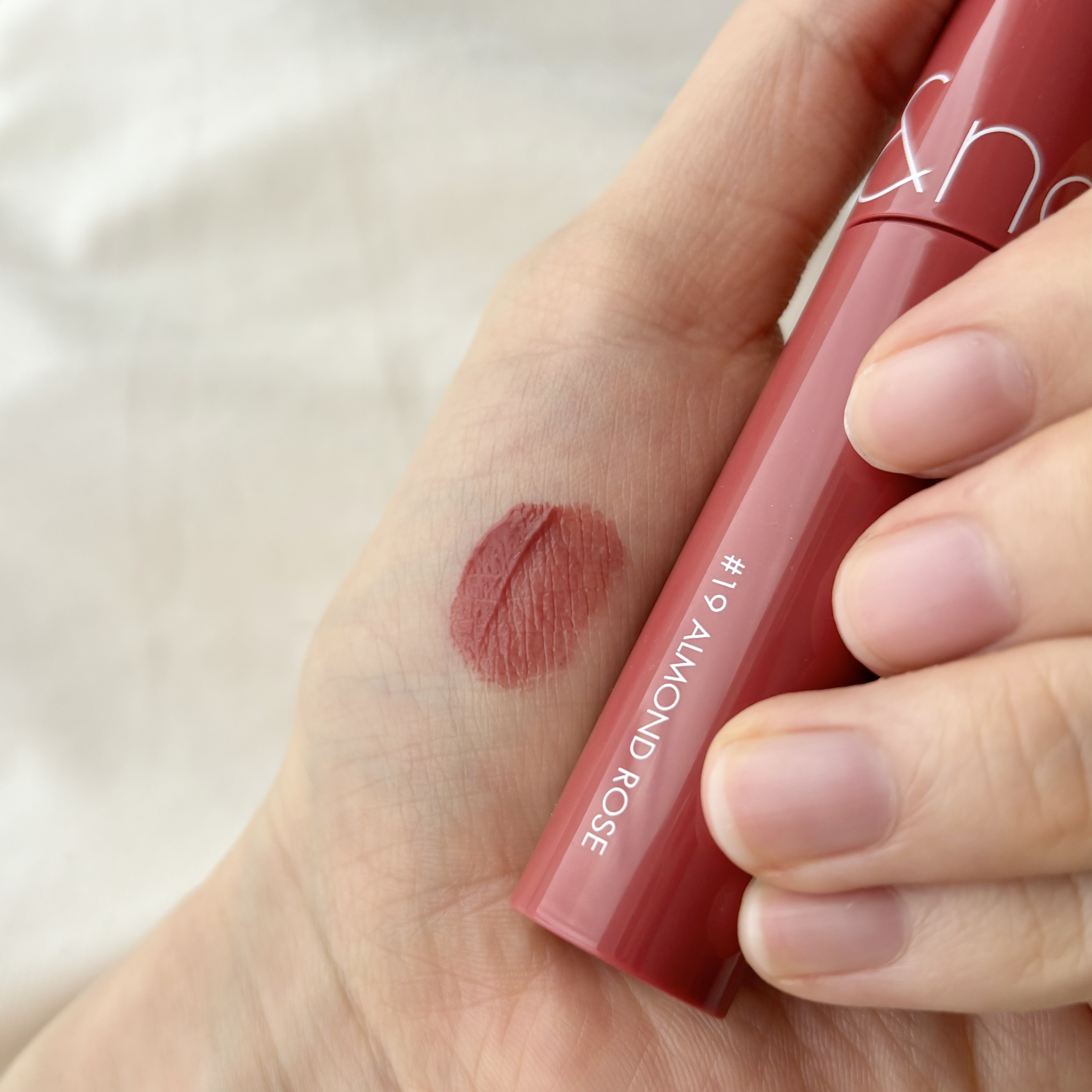 ジューシーラスティングティント 19 アーモンドローズ(ALMAND ROSE)/rom&nd/リップティントを使ったクチコミ（2枚目）