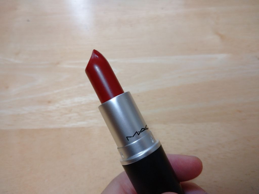 M・A・C  リップスティック  マラケシュ

オレンジが入った暗めの赤です。
MACのリップによくある、甘い香りがします。
リップブラシを使ったり下地にリップを使うとナチュラルになりますが、直塗りすると濃く発色します。

秋冬に大活躍しそ