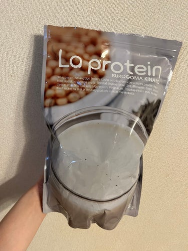 La protein　　


黒ゴマきな粉味で美味しい😋です👍

きな粉感が強めかなって思います！

水で割って飲んでも甘めで飲みやすかったです！

他にも、ピーチ🍑と抹茶🍵とロイヤルミルクティーやった