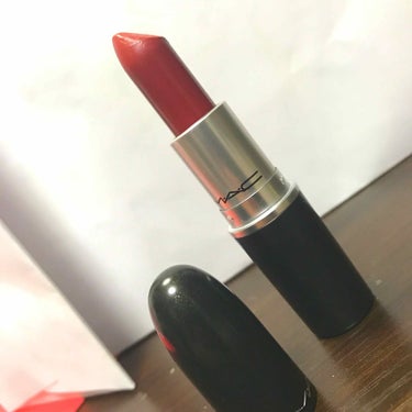 MAC リップスティック
dubonnt デュポネ
赤だけど真っ赤ではなく
ちょっと深みのある
ボルドーよりのレッド
MACは色持ち◎
香りが甘いから
苦手な人はいそうだけど
あたしは大丈夫👌🏻