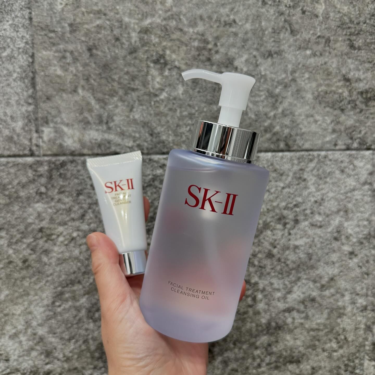 🧴
オイルクレンジング迷子だったけど
やっぱりSK-IIに戻ってきた💖
　
　
しっかりメイクも2プッシュでスッキリ落ちて
モチモチのお肌に洗い上がる🥹
　
　
実は以前使ってて良いなとは思ってたんだけど😏
浮気しまくって2年🤣

