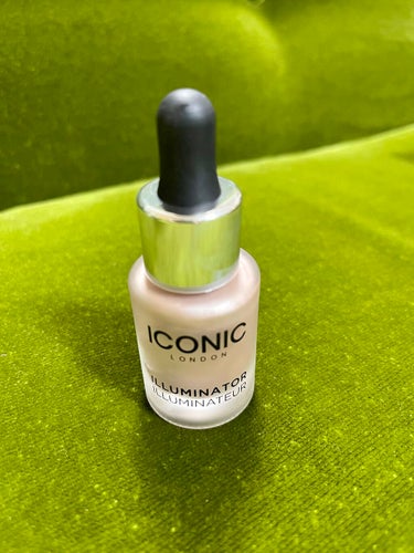 パサパサ艶なし肌なので、テカりたい欲求が強すぎて買ってしまった。。

#ICONICLONDON  #illuminator
カラー: shine

もうこれはね、スポイト1滴どころか、ほんの
ちょんっ