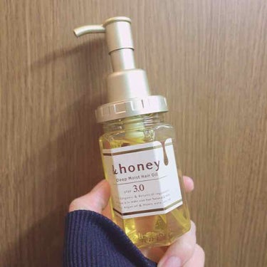 ずっと気になってた『&honey』🍯
少しお高めなので、シャンプーとリンスは保留にして、ヘアオイルを買ってみました。

蜂蜜がいっぱい入ってるらしい。分からんけど((

お風呂上がりのタオルドライの濡れ