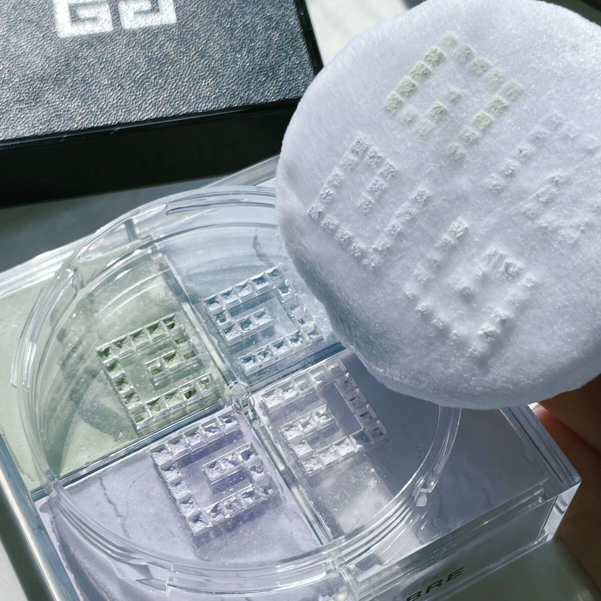 #GIVENCHY
プリズム・リーブル

可愛すぎるジバンシーのフェイスパウダーは、見た目の可愛さだけでなく、サラッとした質感の微粒子パウダーで凄くお気に入りです♡

お肌にフワッと乗せるとマスクに付きづらく、崩れにくいと思います:)
たっ