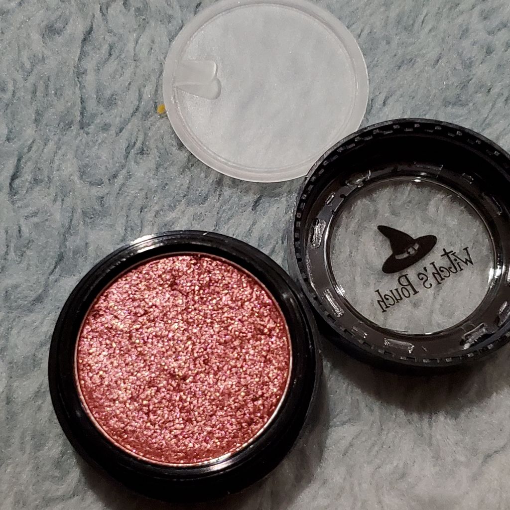 セルフィーフィックスピグメント 06 エレガントチェリー/Witch's Pouch/単色アイシャドウを使ったクチコミ（3枚目）